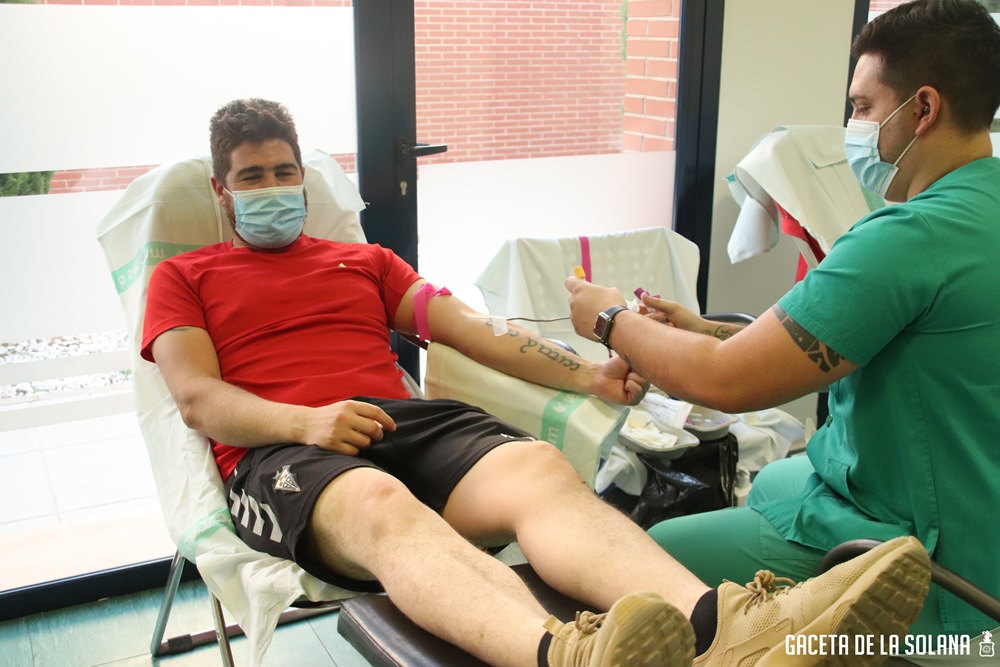 Un joven dona sangre