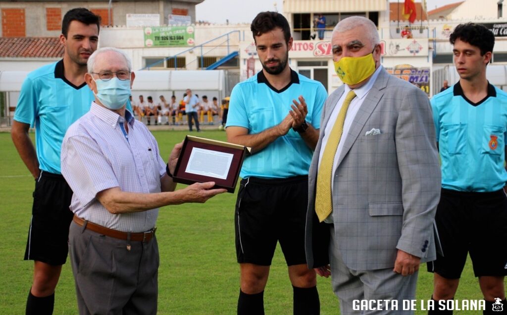 Paquillo a sus 85 años recibe la placa de manos del presidente