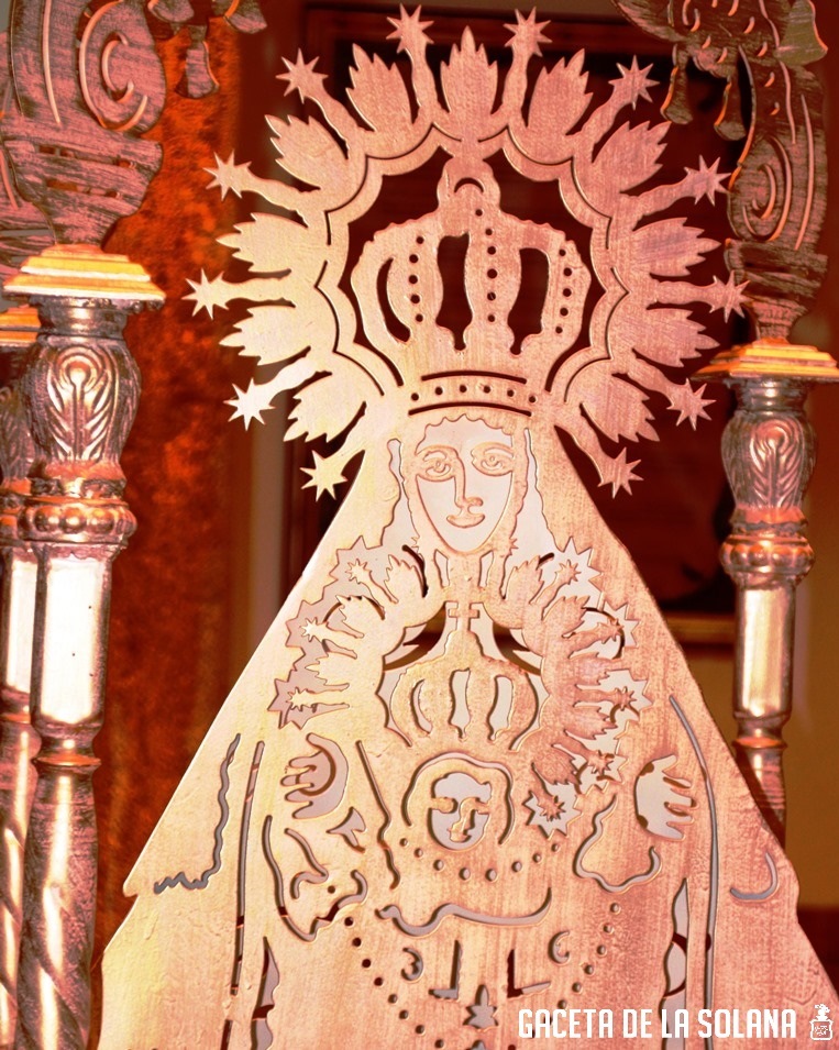 Detalle frontal de la escultura