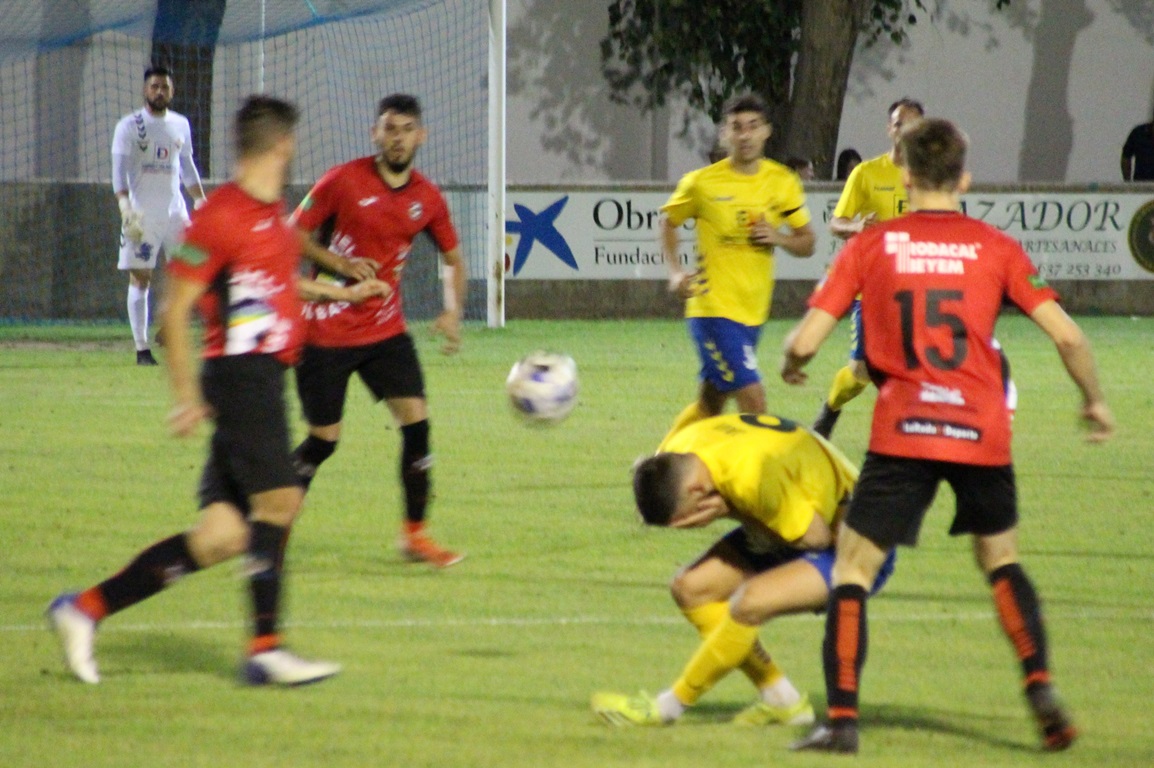 Javi López -que acabó lesionado- recibe un golpe durante el partido