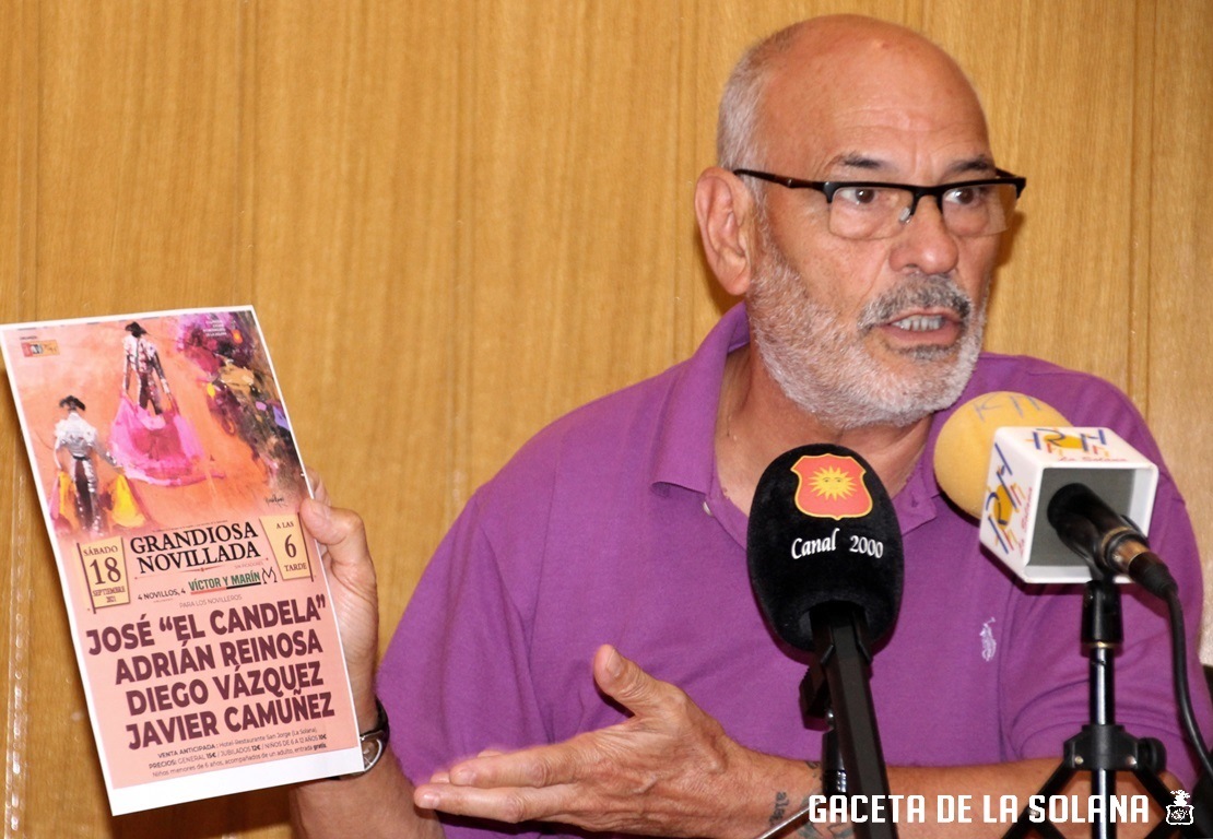 Luis Romero muestra el cartel de la novillada