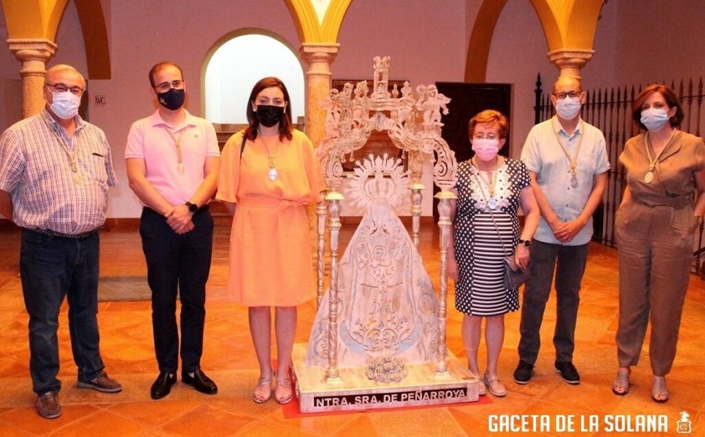Parte de la Junta Directiva de la cofradía junto a la nueva imagen de la Patrona en forja