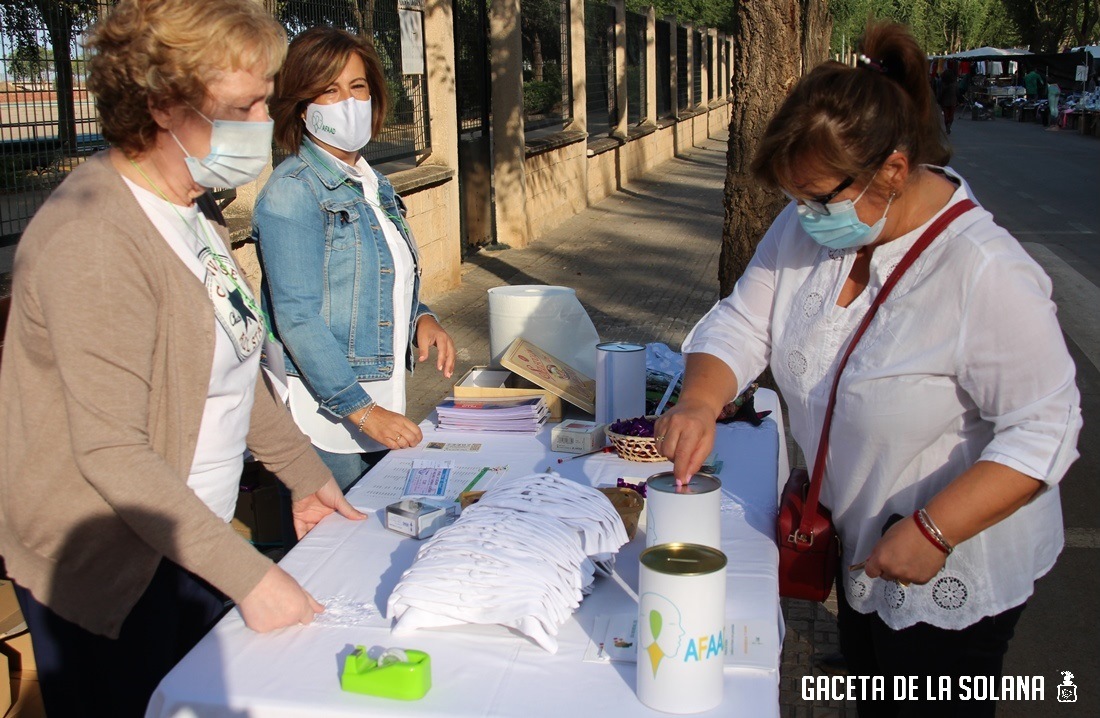 Una ciudadana deposita un donativo en la hucha