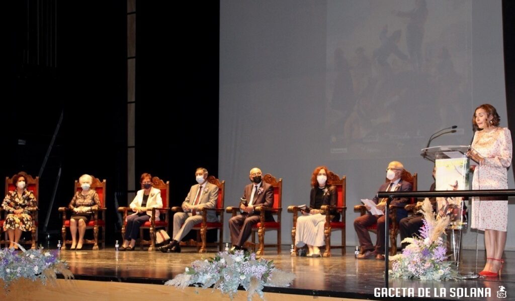 Autoridades y galardonados durante el acto inaugural