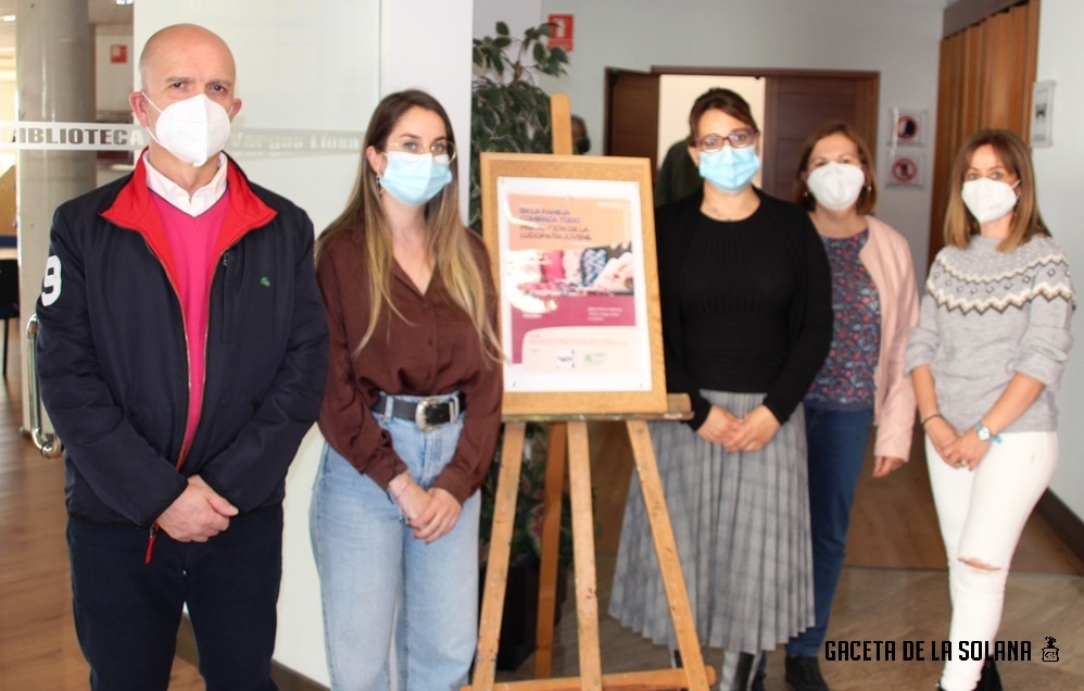 Docentes de los centros junto a las psicologas ponentes