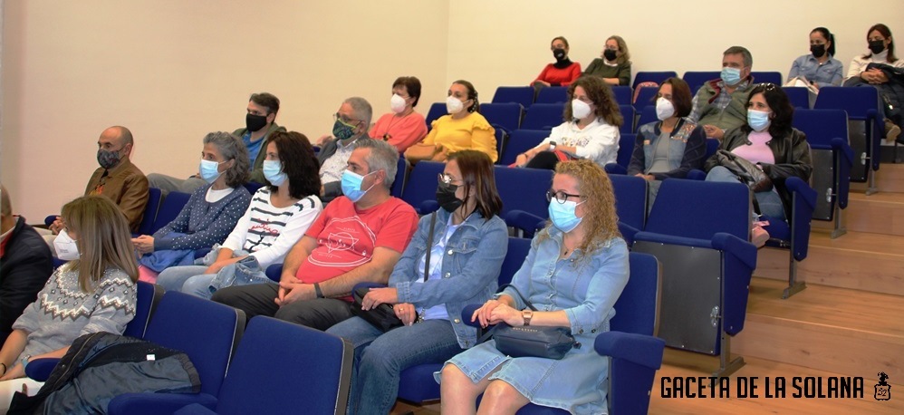 Padres asistentes a la Escuela de Padres