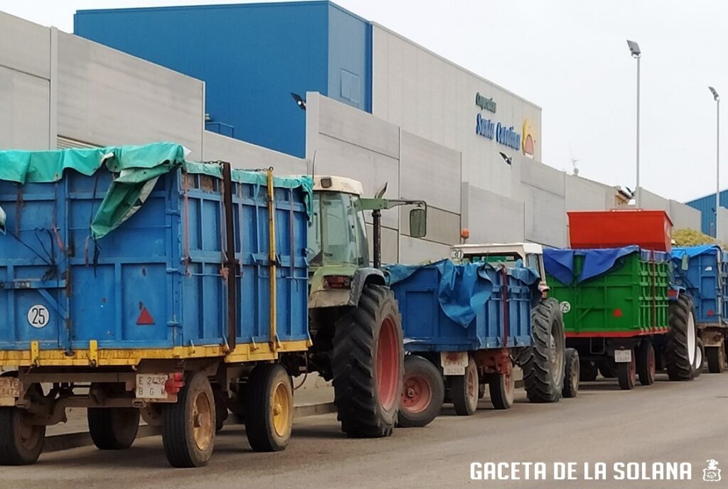 Tractores esperando descarga a las puertas de la cooperativa Santa Catalina