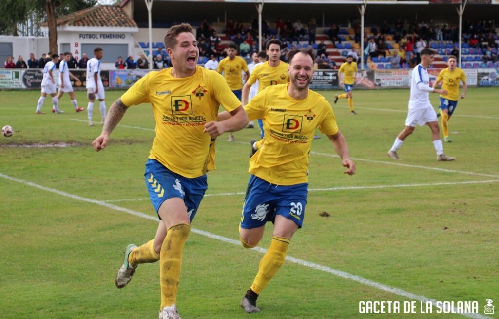 Fran Marín -izda- celebra el 2-1