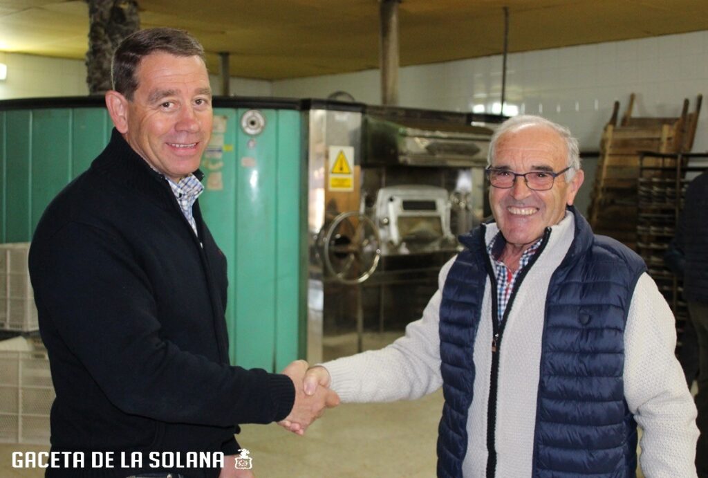 Pedro I. Salcedo y Juan Ramón Gª Abadillo escenifican el relevo en le presidencia 7-11-21 - copia