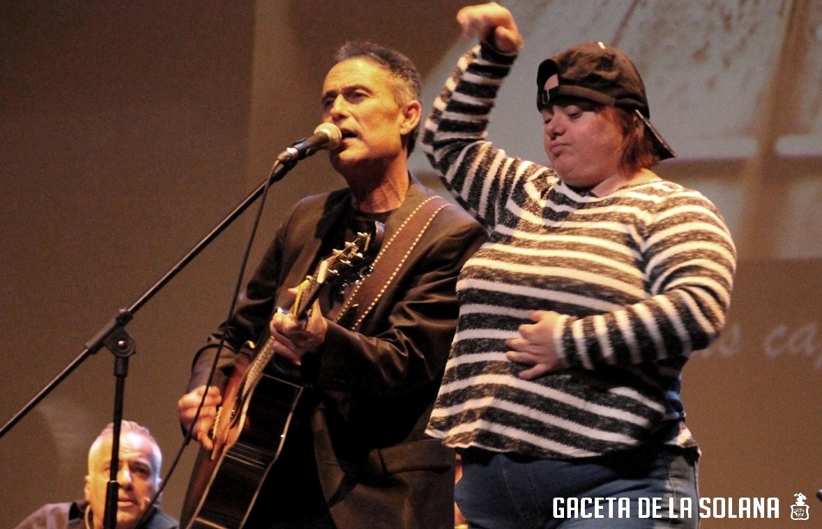 Pedro Reguillo canta Felicidad junto a Los Galanes Mecánicos - copia