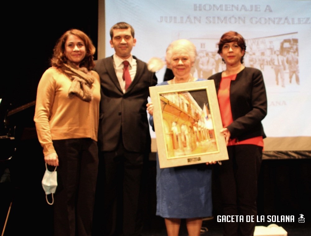 Mujer e hijos de Julián Simón al final del acto-homenaje