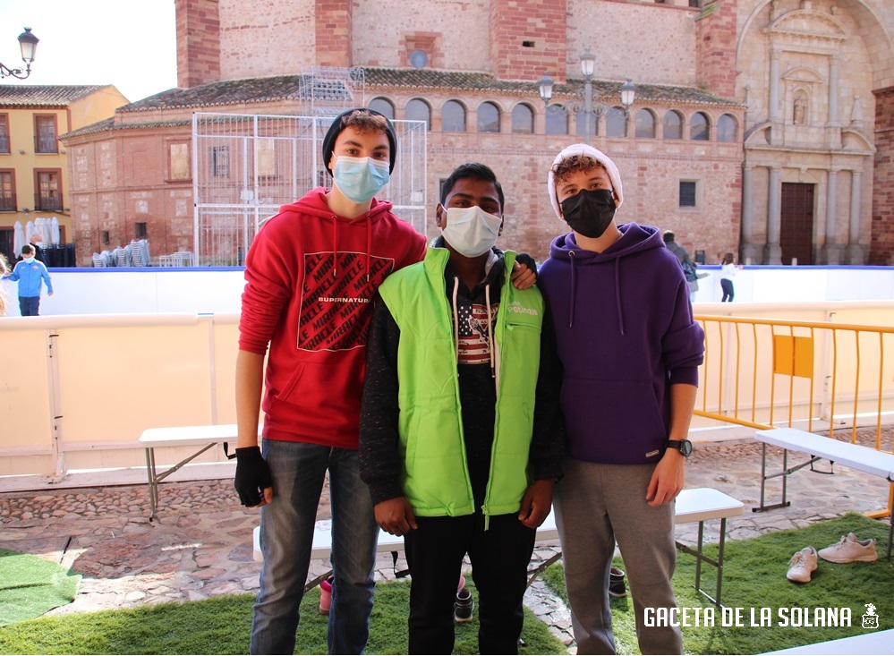 Pista patinaje en el centro el encargado junto a los monitores
