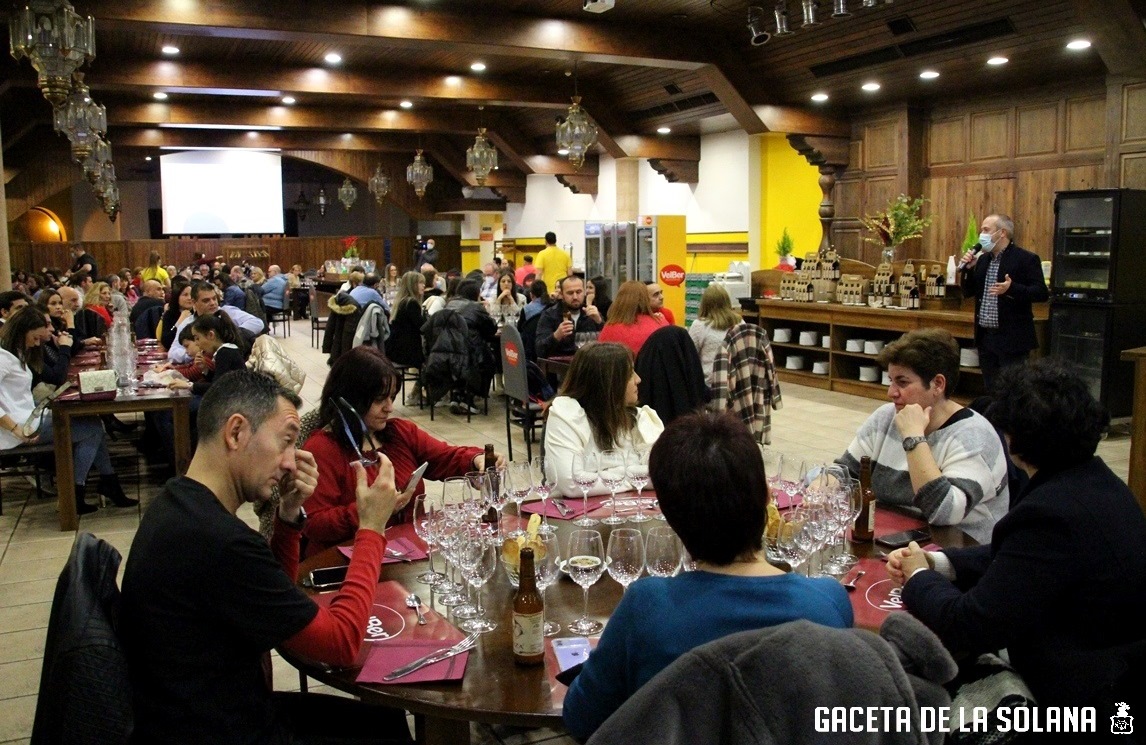 Aspecto del salón durante la cata de presentación