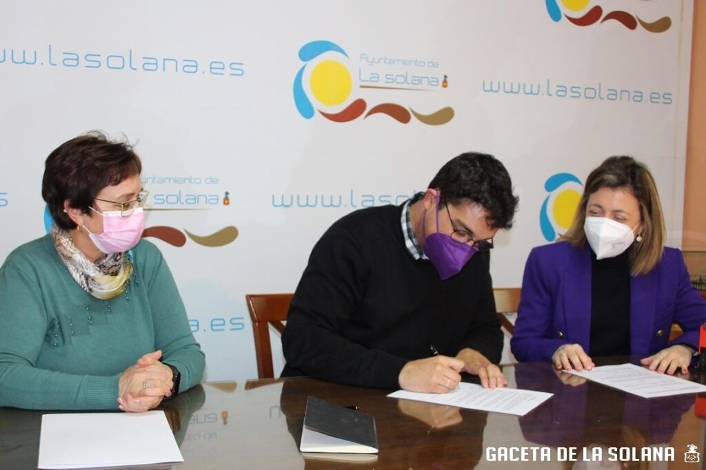 El alcalde firma el convenio junto a la presidenta de AMAS y la concejala de Igualdad