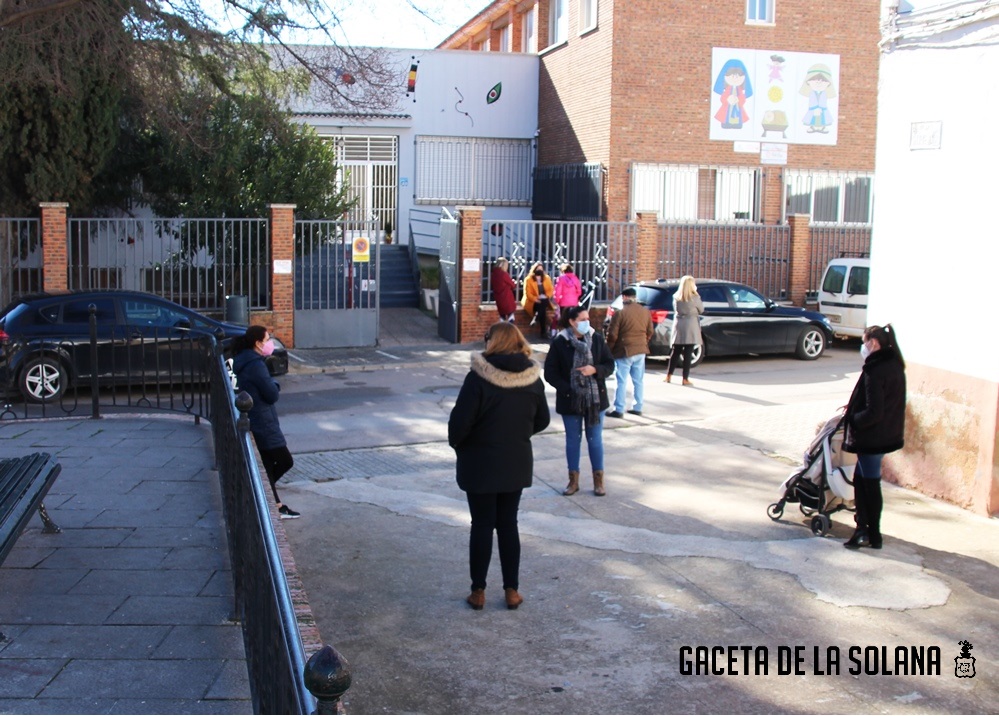 Madres esperando a la puerta de un colegio
