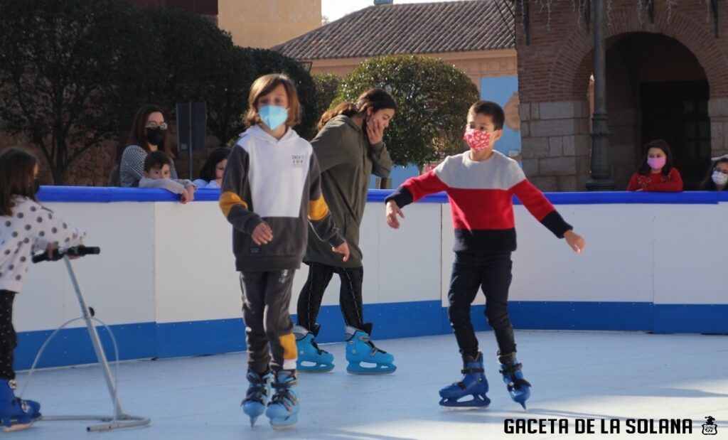 Niños patinando el día de Año Nuevo