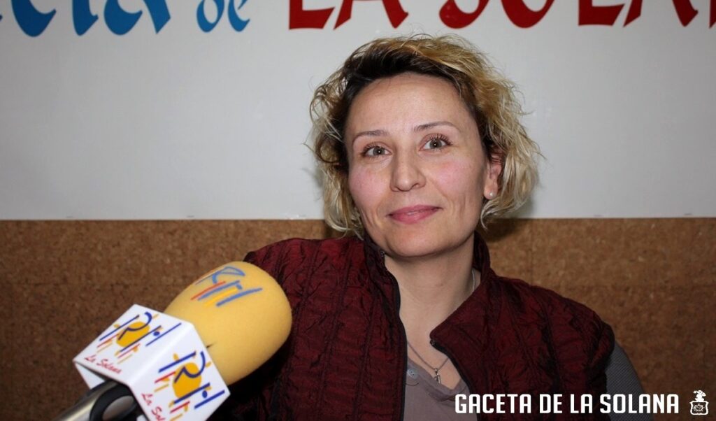 Ana Karpinska en los estudios de Radio Horizonte-La Solana