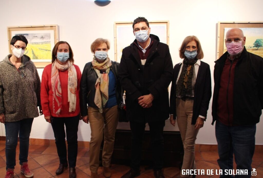 La autora junto a las autoridades y responsables de la UP