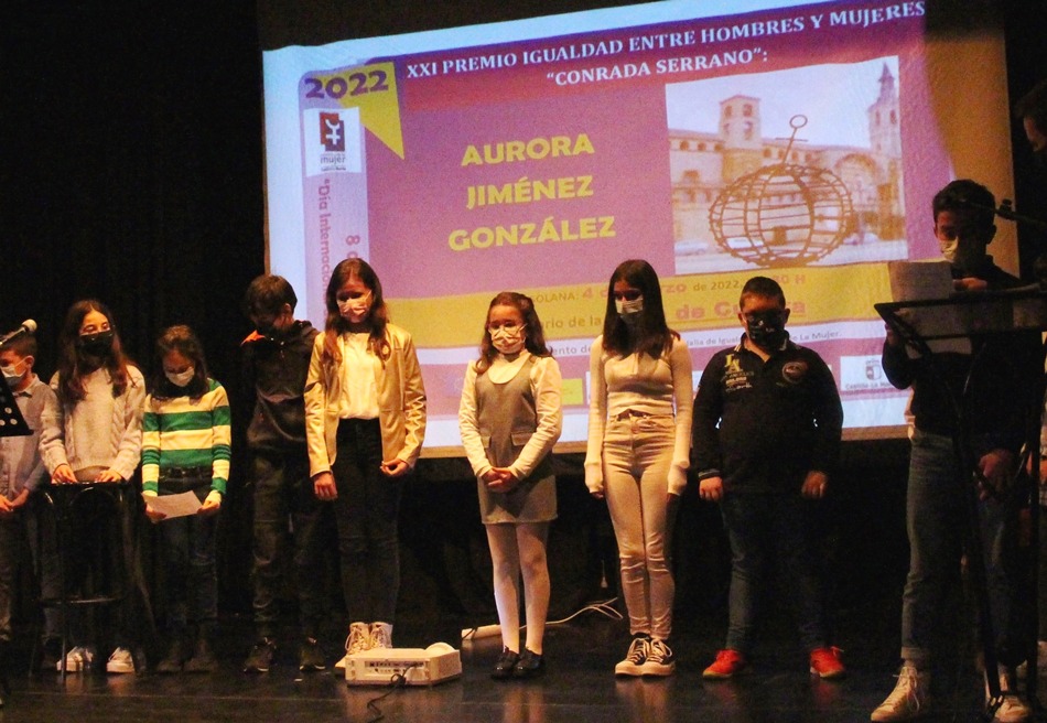 Alumnos de la homenajeada durante el acto
