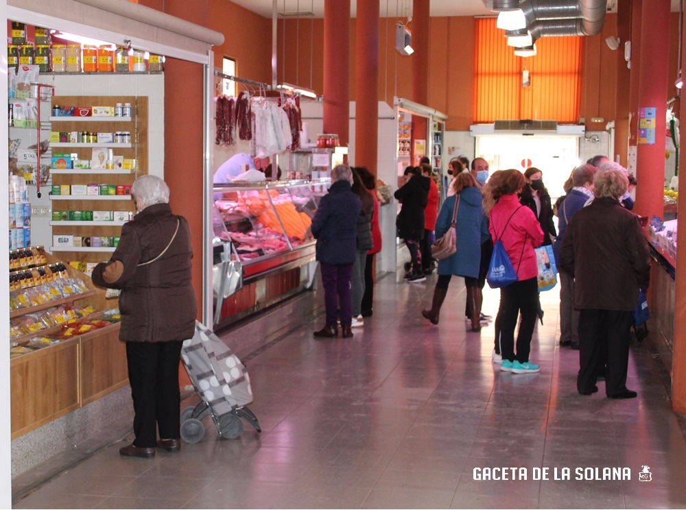 Clientes comprando en mercado