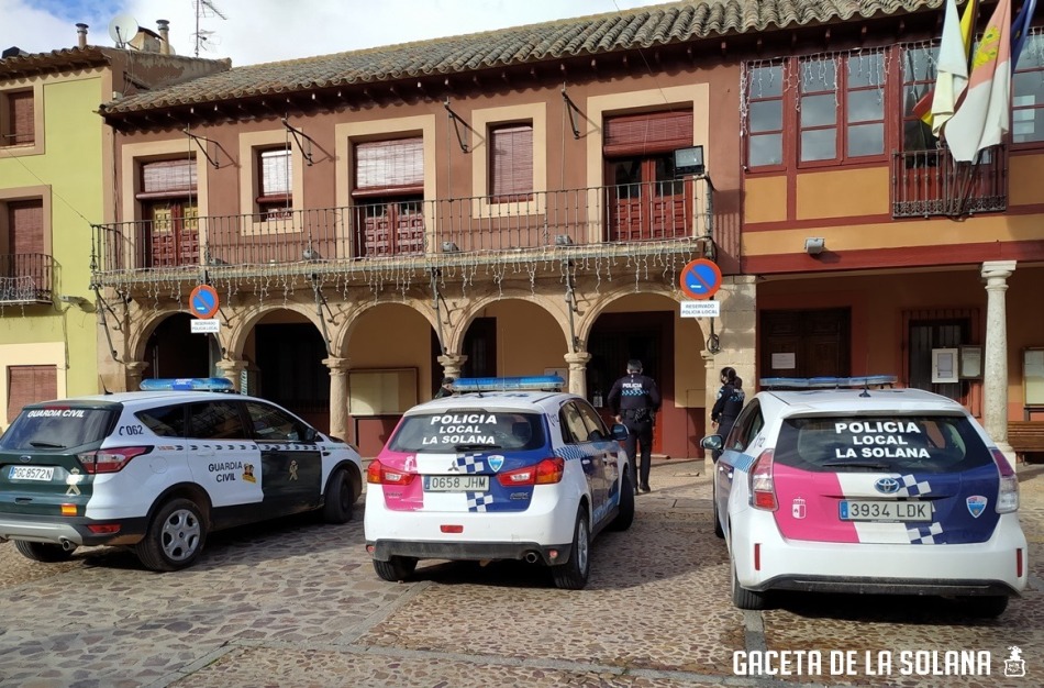 -Coches patrulla de Policía Local y Guardia Civil