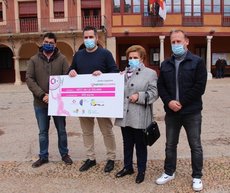 Entrega cheque Comunitelia a AECC