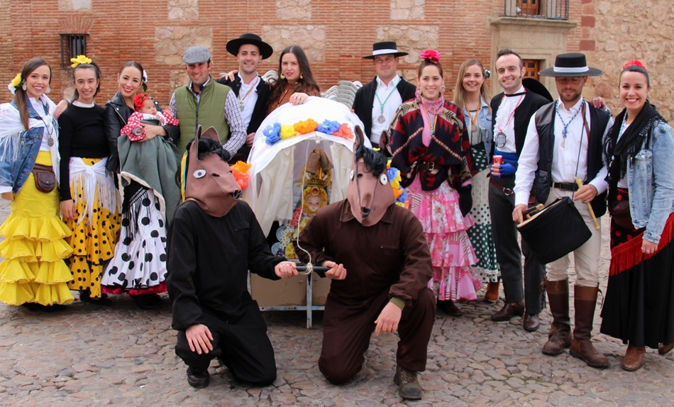 Ganadores de la máscara callejera con su disfraz de peña rociera