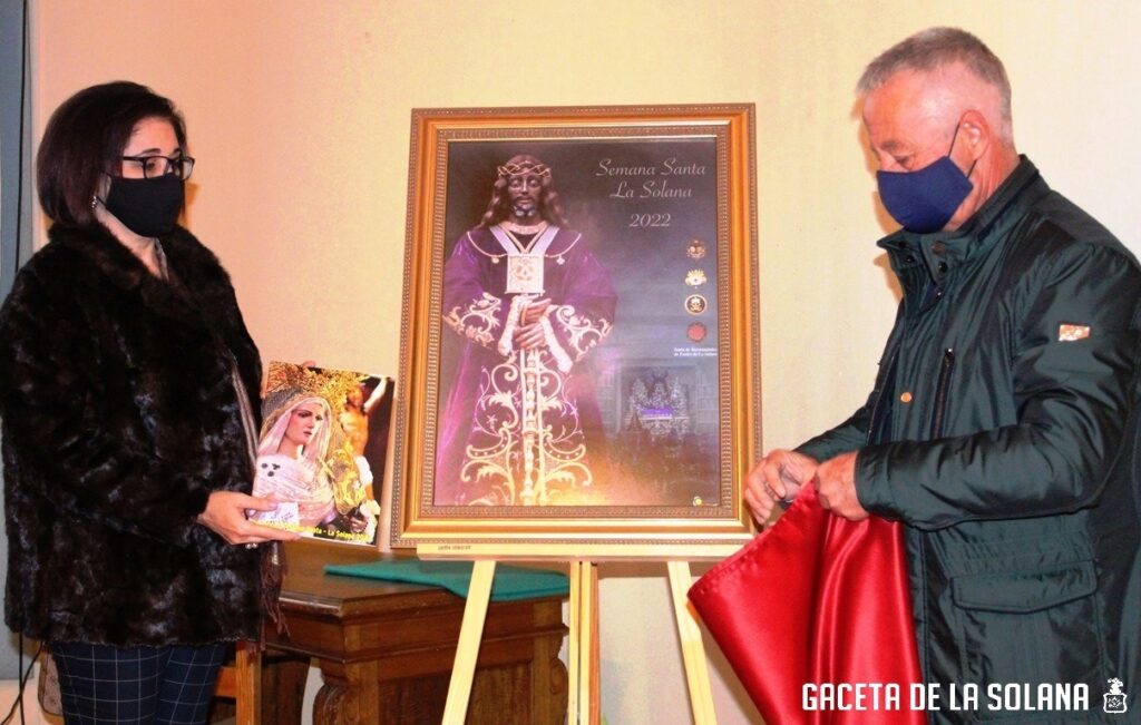 Momento en el que se descubre el cartel y la revista