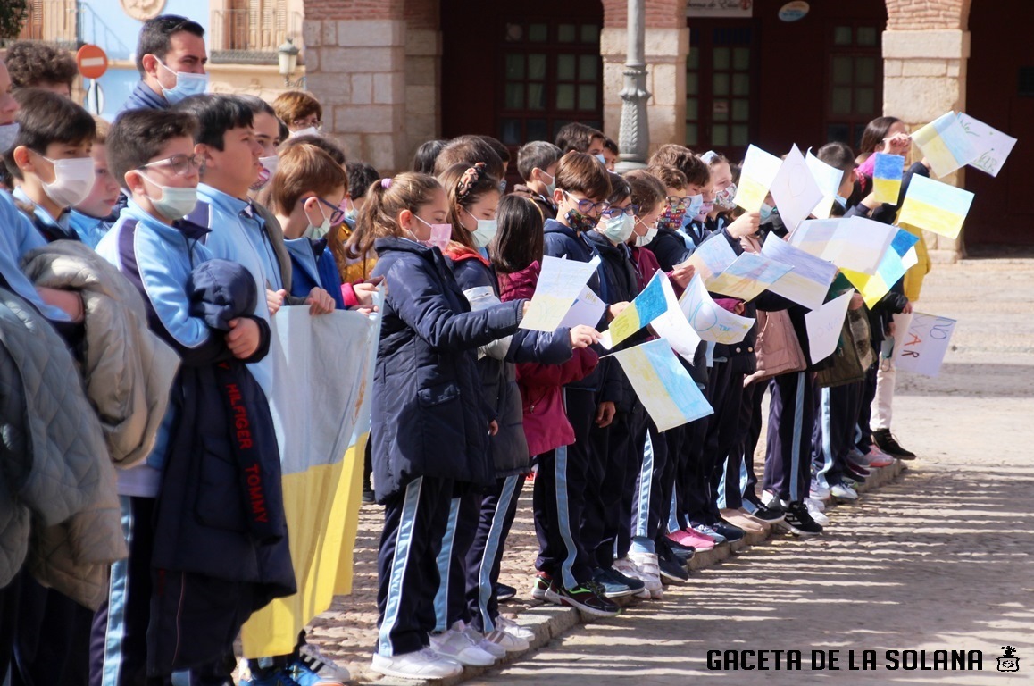 Niños del colegio San Luis Gonzaga ondeando banderas de Ucrania