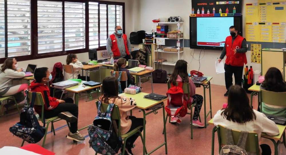 Voluntario en uno de los centros escolares
