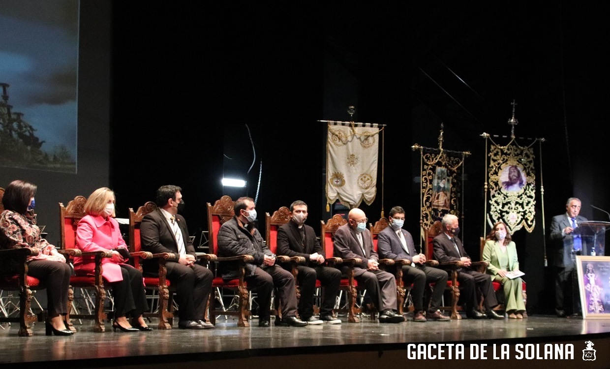Autoridades clero y representantes cofrades durante el pregón
