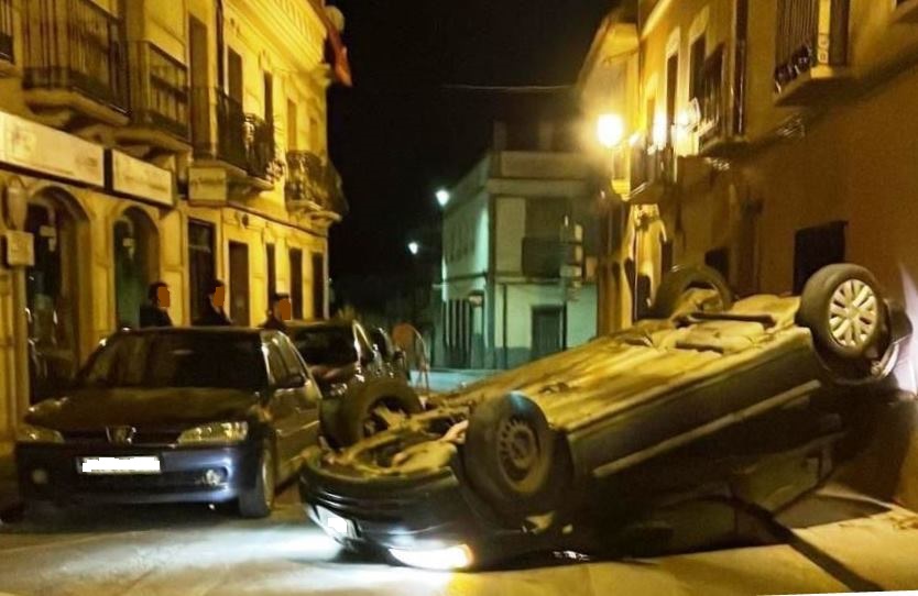 Coche volcado