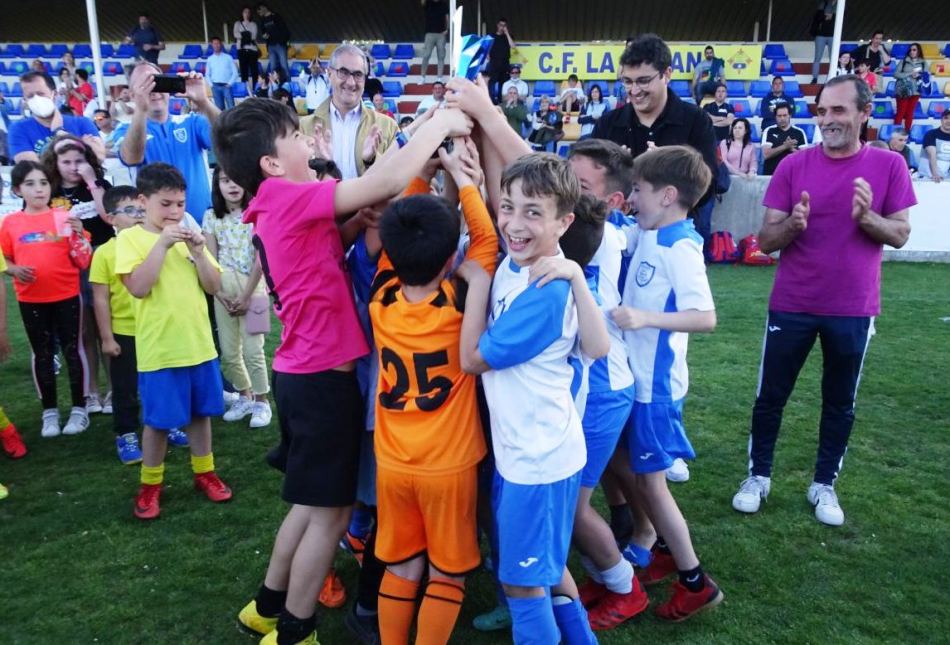 El campeón levantando la copa