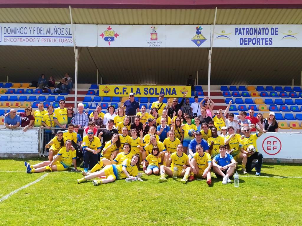 FF La Solana junto a su afición tras la victoria del domingo