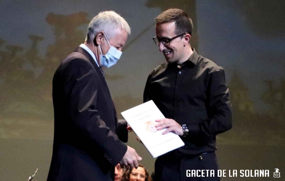 Francisco Mateos-Aparicio entrega la partitura al presidente de Jesús Rescatado