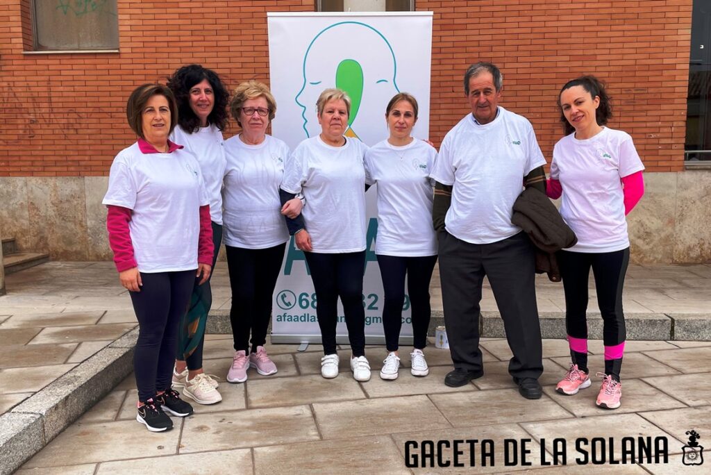 Jose Chacón Kika Velasco Gabriela Izquierdo Ramón León y Ascen Manzano junto a miembros de AFAAD