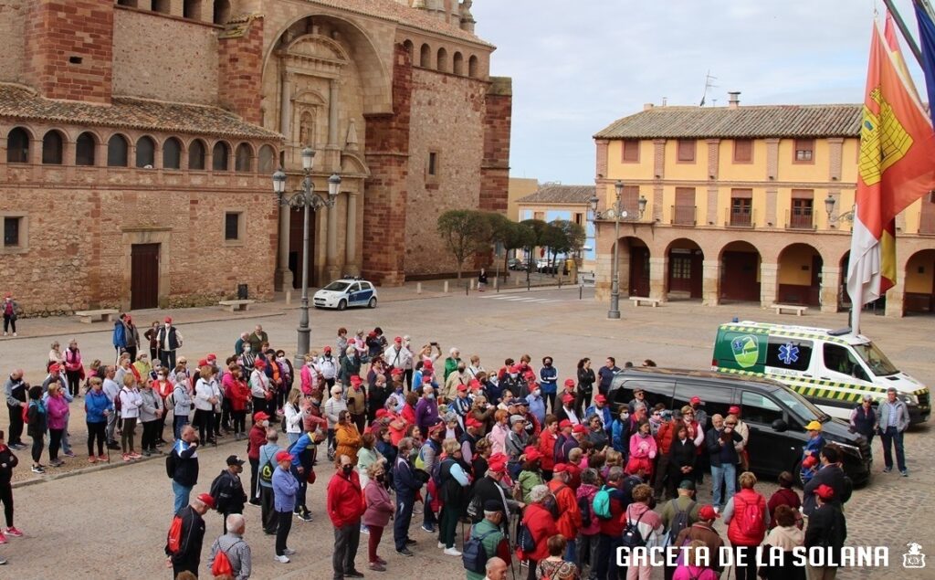 Mayores reunidos en la plaza antes de la ruta