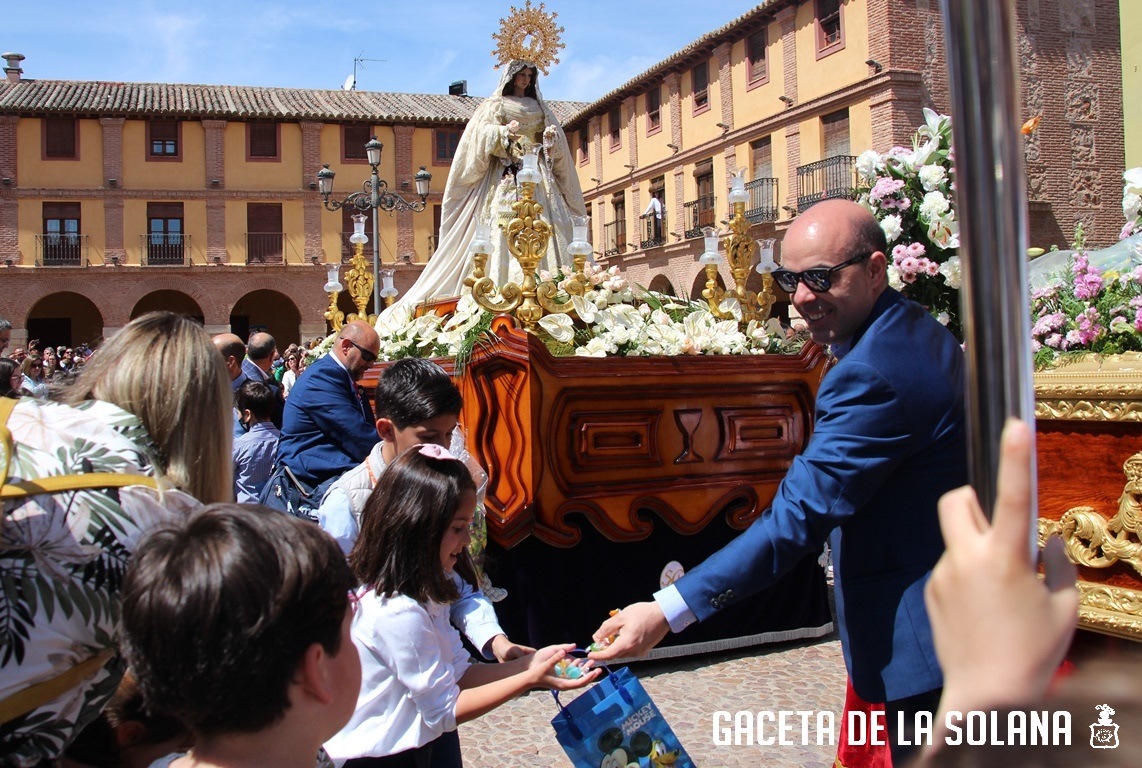 Procesión Resucitado repartiendo caramelos