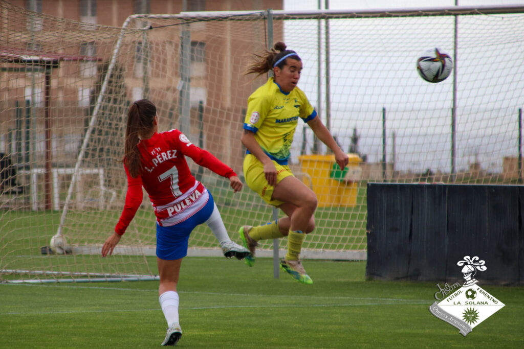 Schell en una disputa de balón