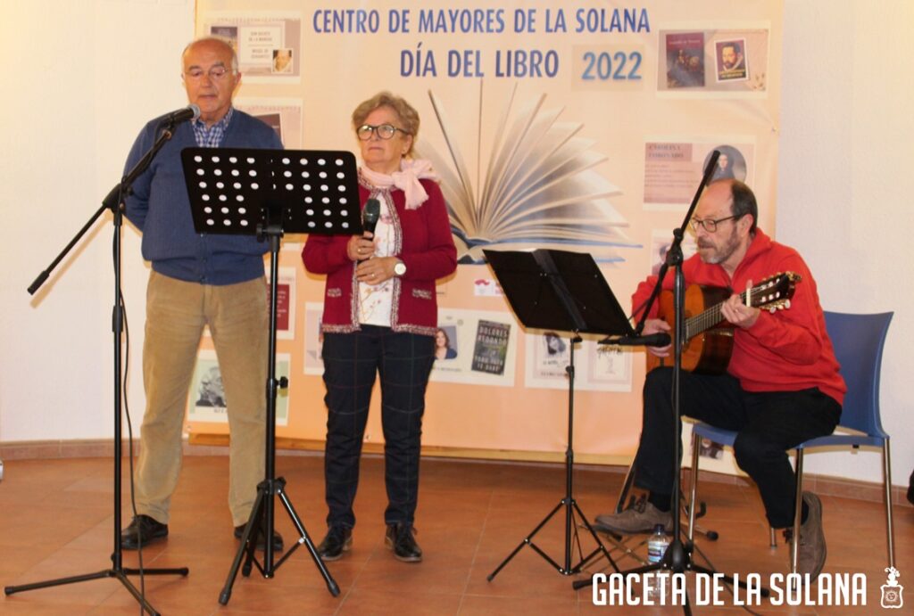 Socios del centro acompañados por Antonio Serrano en el recital de un poema cantado