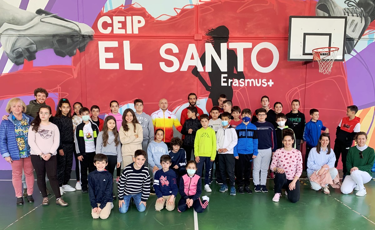 Alumnos y profesores con Mihaila