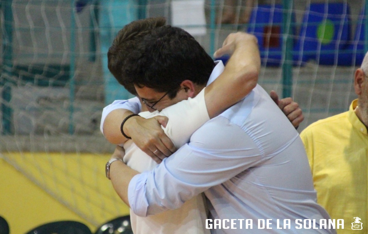 El alcalde abraza al presidente del club Vitu