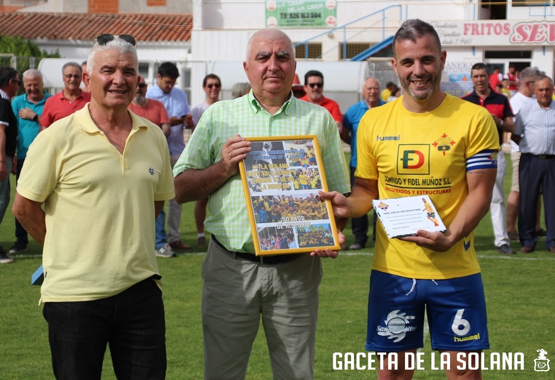 El lcub le entregó varios obsequios en presencia de su padre Antonio Sancho II