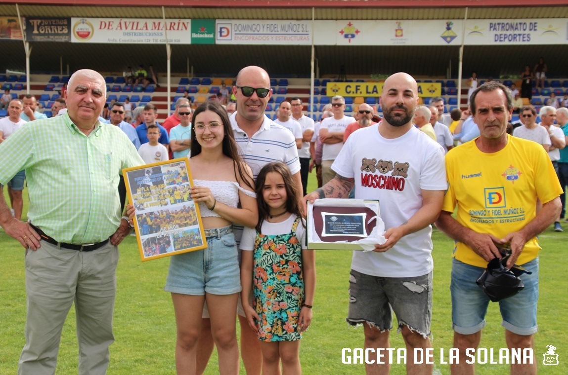Los hijos de Capelo reciben una placa