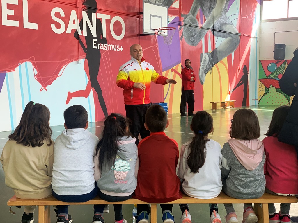 Mihaila charlando con los alumnos