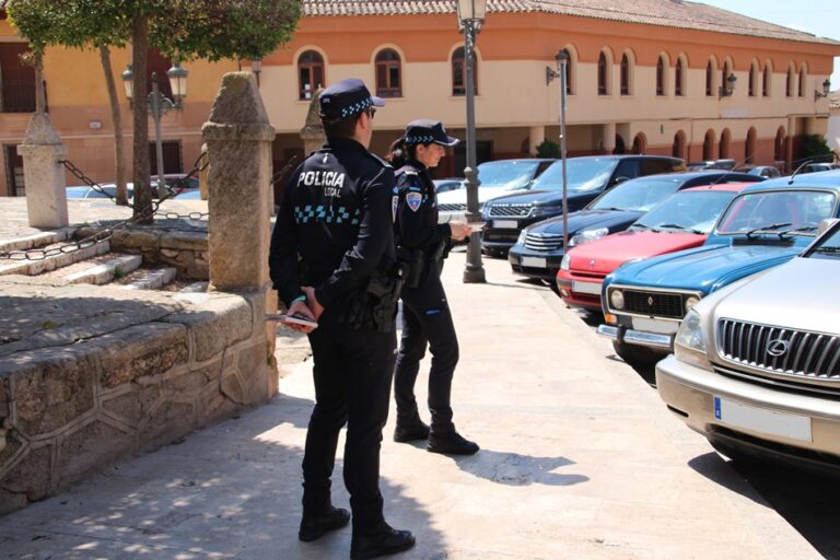 -Policía multando a un coche