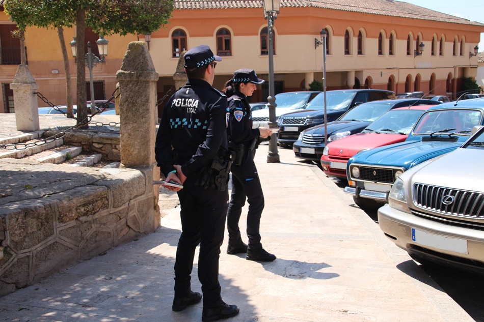 -Policía multando a un coche