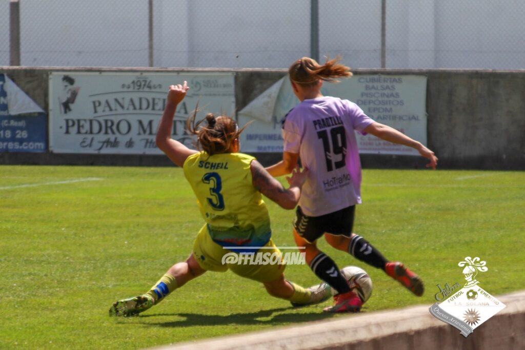 Schell disputa un balón