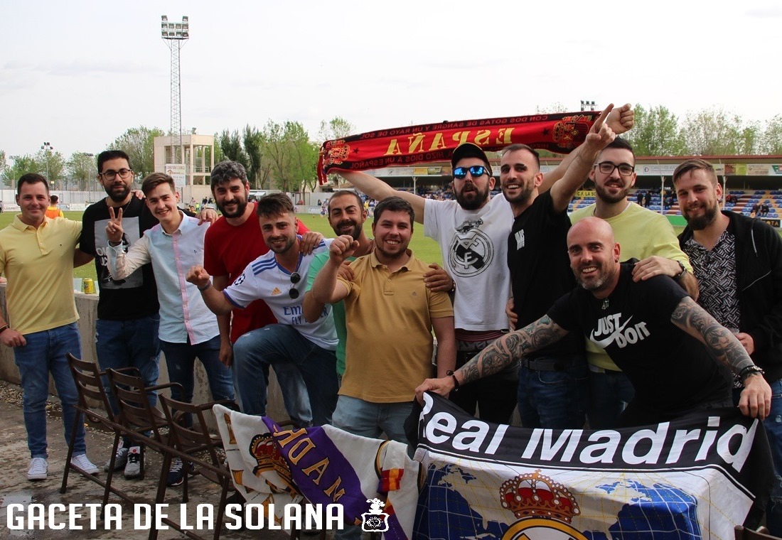 Un grupo de animosos aficionados celebraron el alirón solanero y el madridista