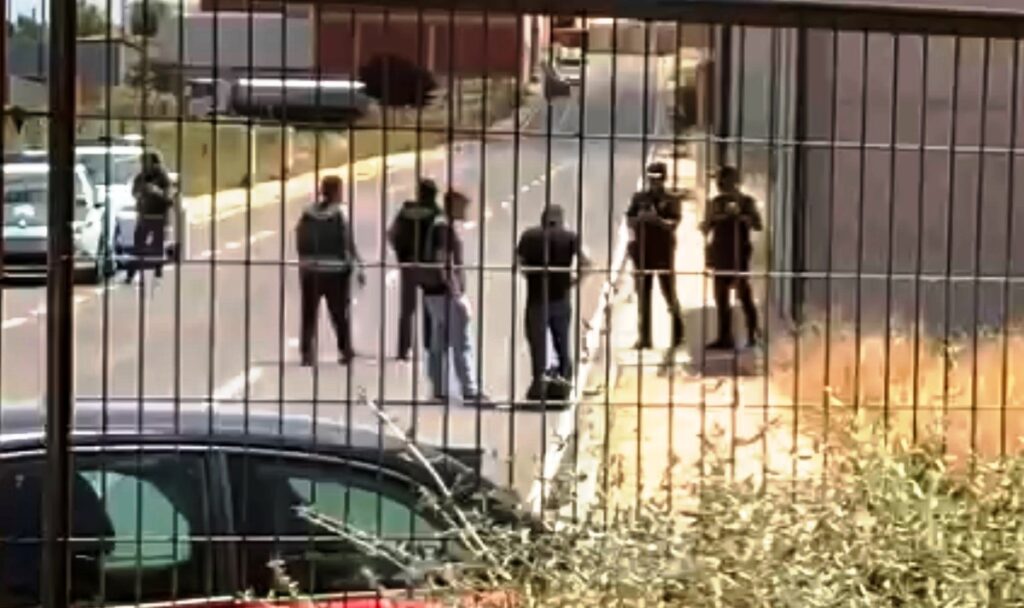 A Guardia Civil preparada entrar domicilio